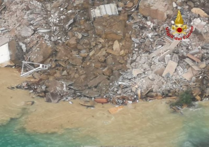 Frana su cimitero di Camogli, bare in mare 7