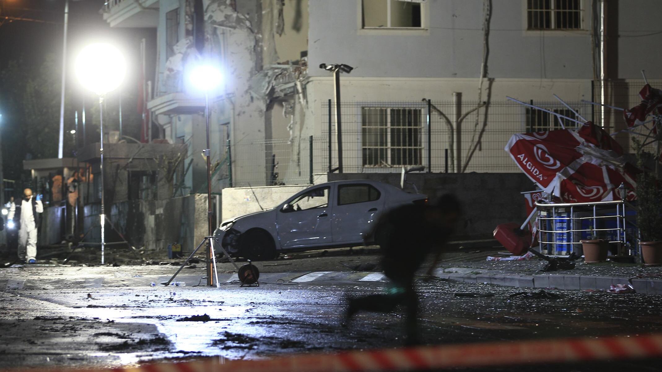Due attentati a Istanbul. Nel mirino la polizia e il consolato americano