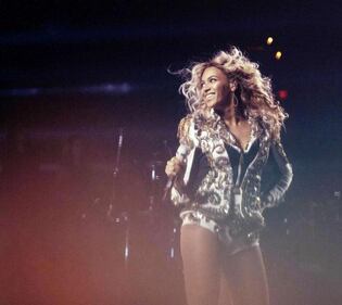 Khloé Kardashian sfida Beyoncé a suon di Lato B 17