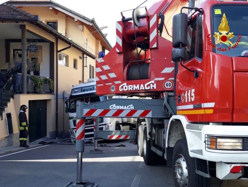 Nel Varesotto, cede il manto stradale: camion rimane incastrato 4