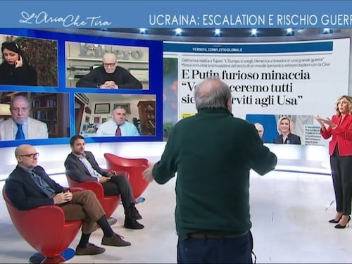Prima Vauro, poi Sallusti: alta tensione su La7, cosa è successo in diretta