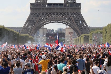 Francia campione del Mondo: tifosi in delirio sotto la Tour Eiffel 17