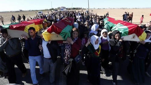 Le bare di combattenti curdi, uccisi a Kobane negli scontri con l'Is 1