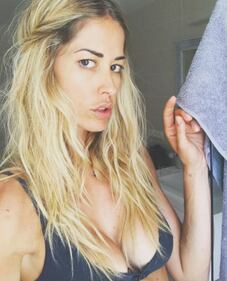 Elena Santarelli, bikini sexy contro gli hater 13