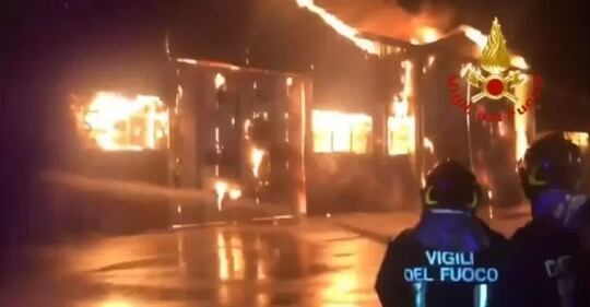 Vasto incendio nel porto di Ancona 4