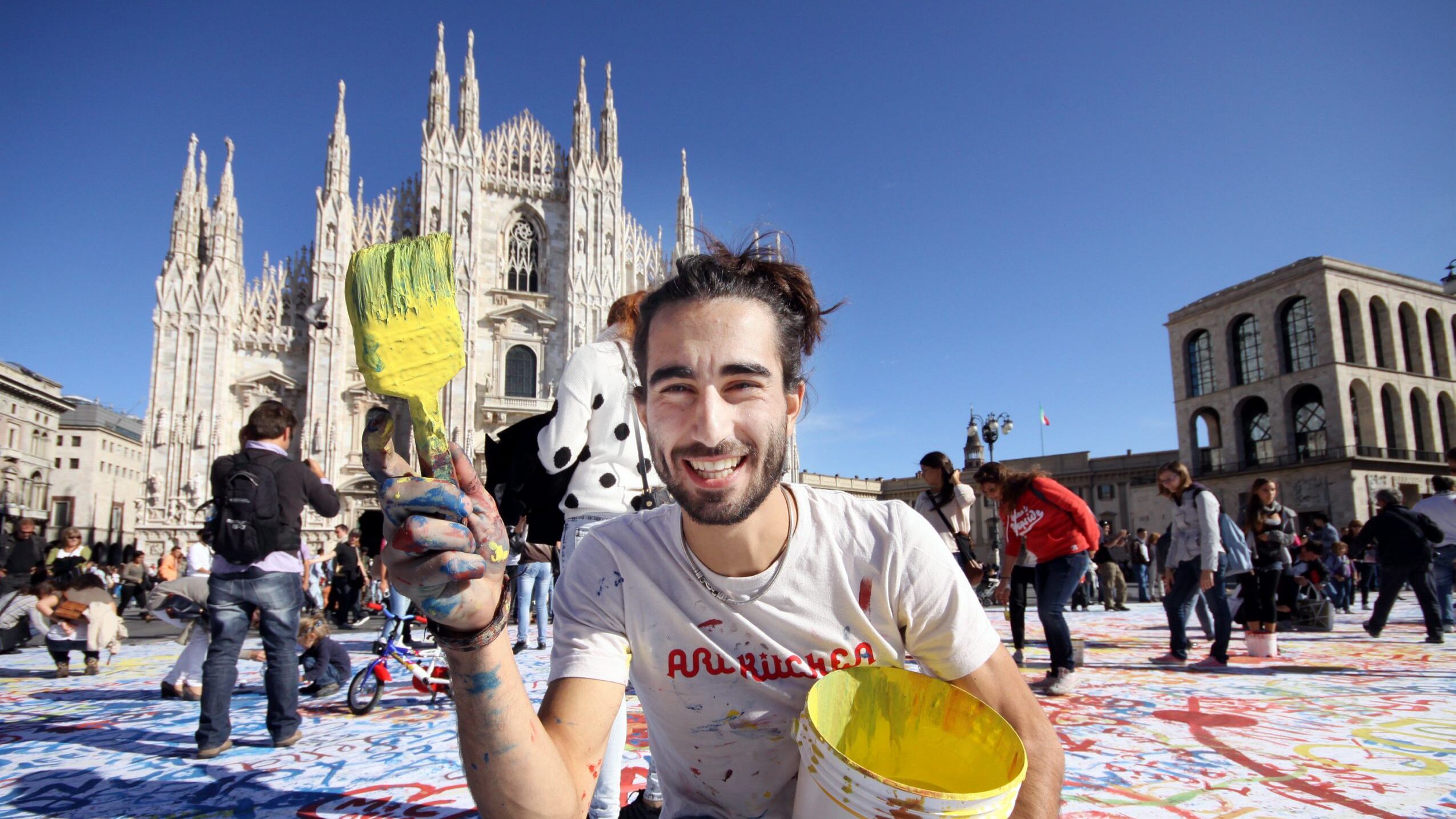 Scrive poesie sui muri delle città e piace persino a Sgarbi
