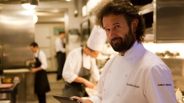 Polemica sul Capodanno con Cracco: lo chef guadagna 10 mila euro e non si presenta alla serata