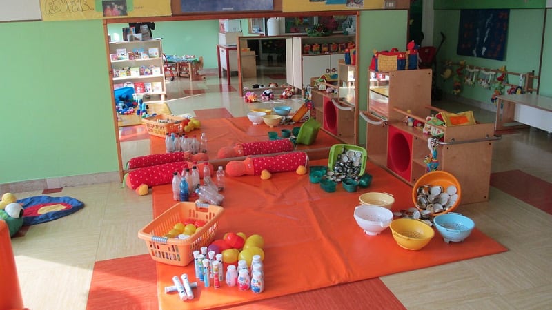 Picchiava e minacciava i bimbi: sospesa maestra nell'Aretino