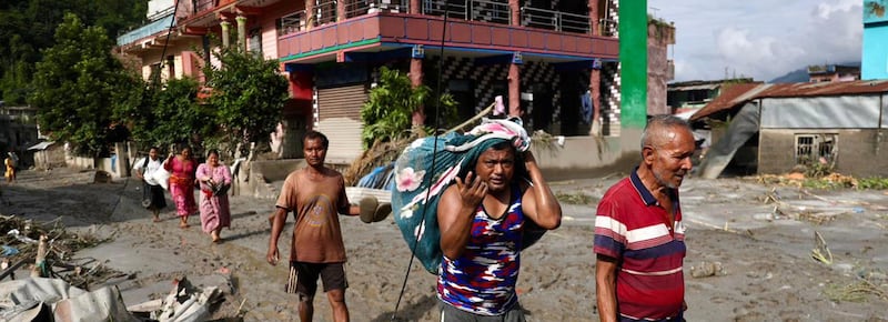 Alluvione in Nepal, più di 160 morti e oltre 1.300 dispersi. Le autorità locali: “393 turisti stranieri sono irreperibili”