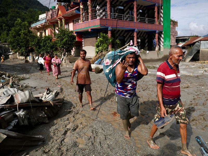 Alluvione in Nepal, almeno 389 i morti. La Farnesina: “Salvati due italiani, tre ancora dispersi”. Tajani: “Inviata una squadra di soccorso”