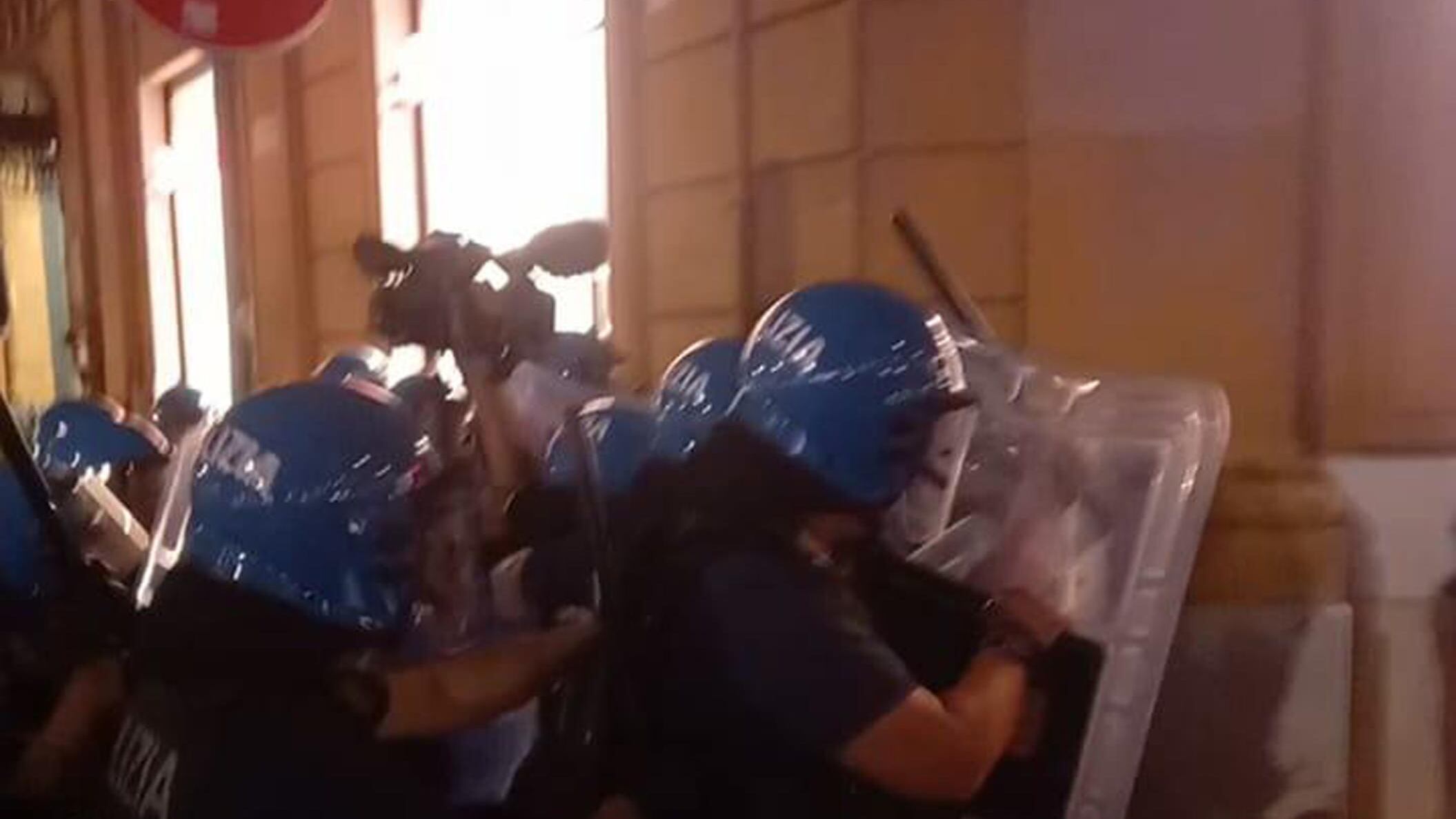 Ancora tensione contro la Meloni: scontri tra agenti e manifestanti al suo comizio
