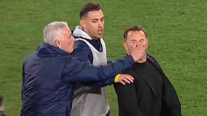 Follia Mourinho nel derby di Istanbul: perde e afferra per il naso l'allenatore del Galatasaray