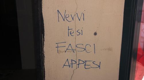 “Nervi tesi, fasci appesi” la scritta minatoria sui muri di FdI 3
