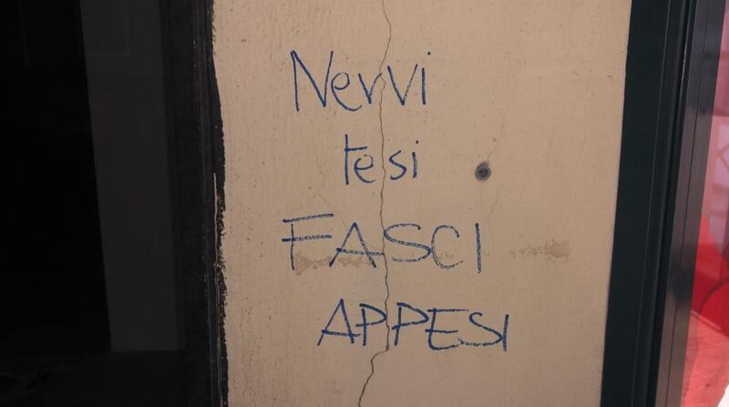 “Nervi tesi, fasci appesi” la scritta minatoria sui muri di FdI 3