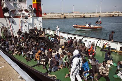 Clandestini sbarcati al porto di Corigliano Calabro 8