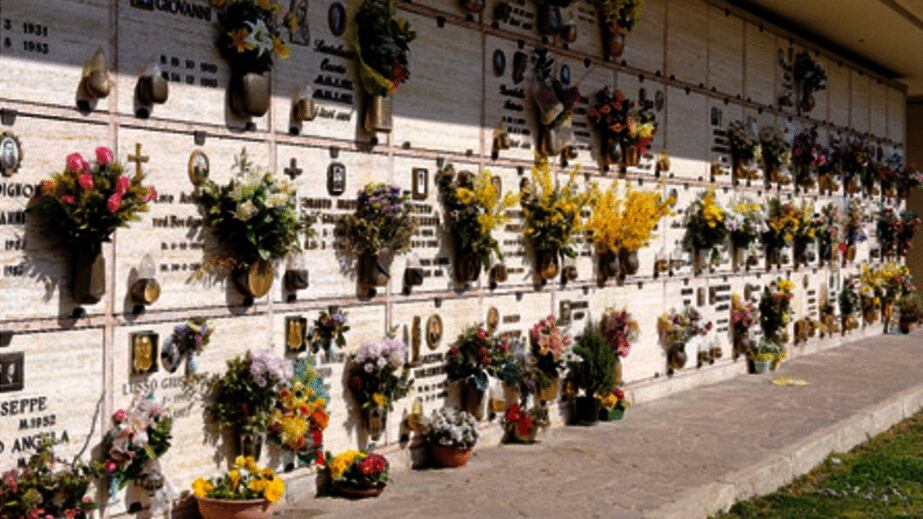 Sorpreso a rubare nelle auto al cimitero mentre i proprietari piangono i defunti