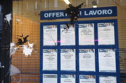 Sciopero: 4 cortei a Bologna. Lancio di letame e uova contro banche e sede Ncd 1
