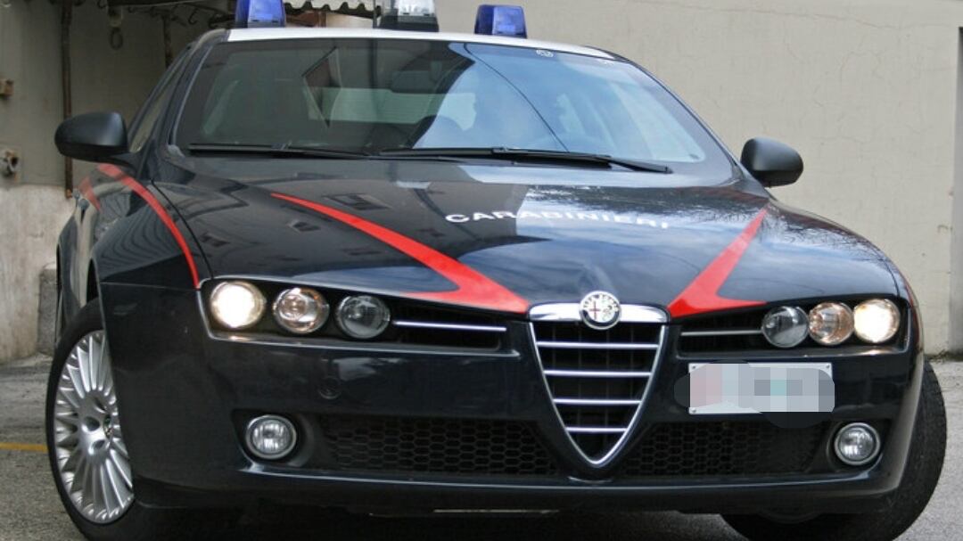 Malviventi rapinano un'anziana nel sonno puntandole un coltello alla gola