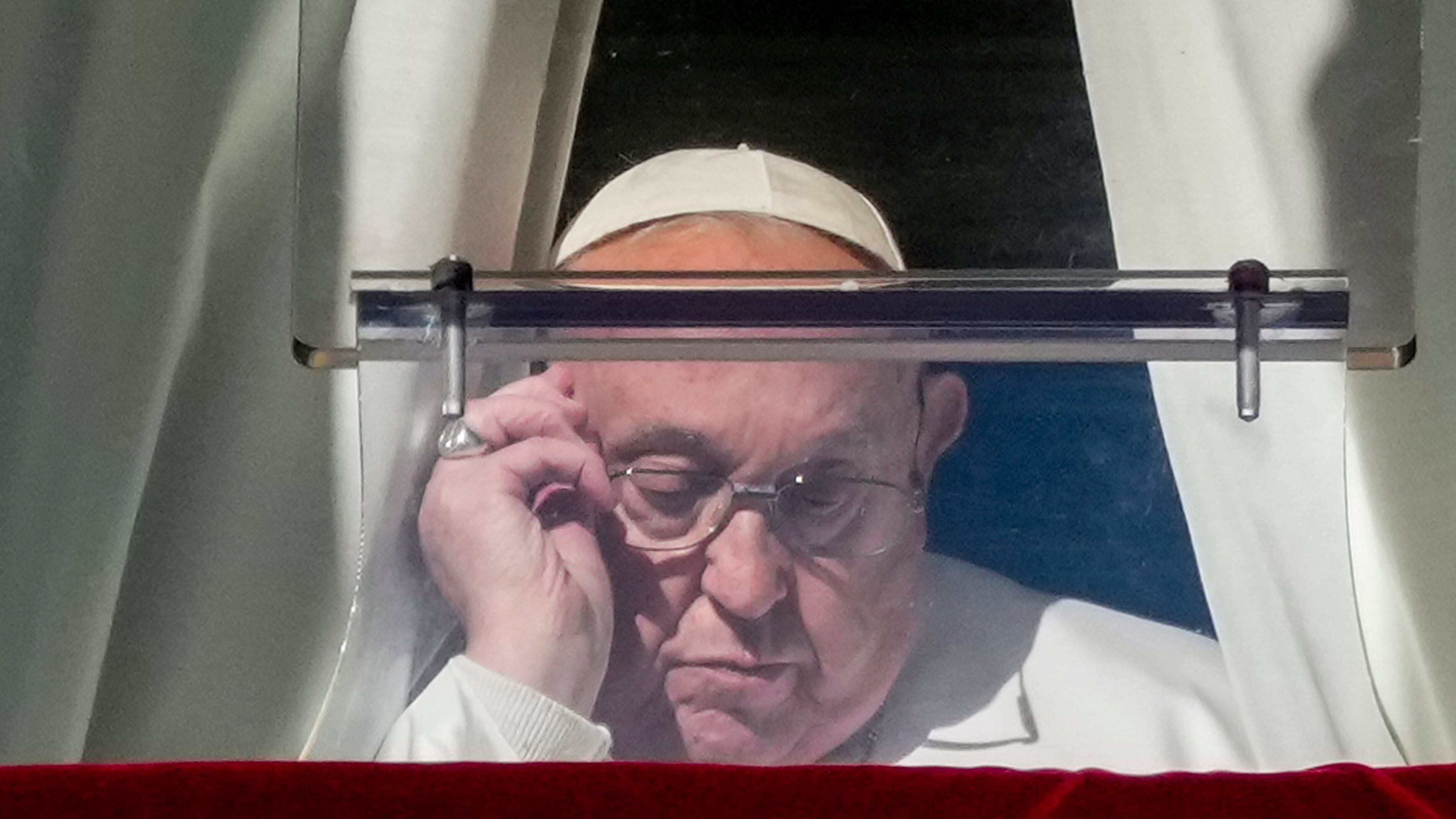 Papa Francesco proroga il suo uomo chiave per la sede vacante