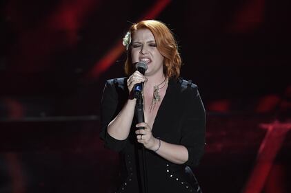 Sanremo 2018, Noemi in abito nero e profonda scollatura 13