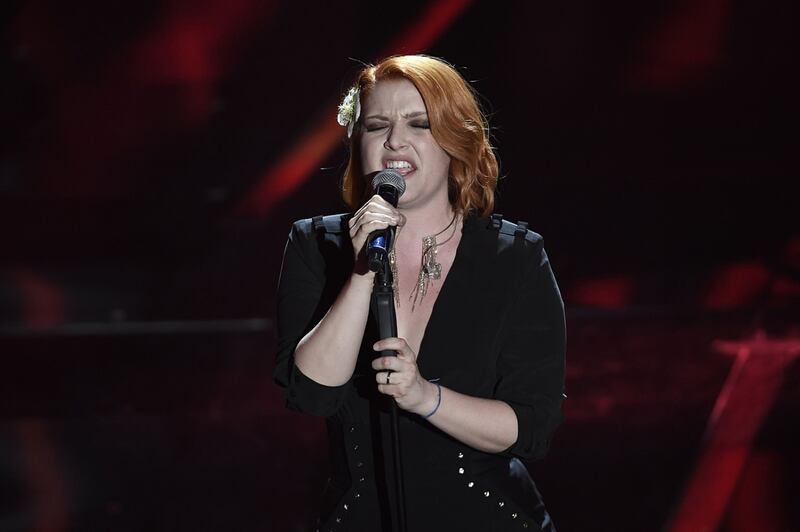 Sanremo 2018, Noemi in abito nero e profonda scollatura 13