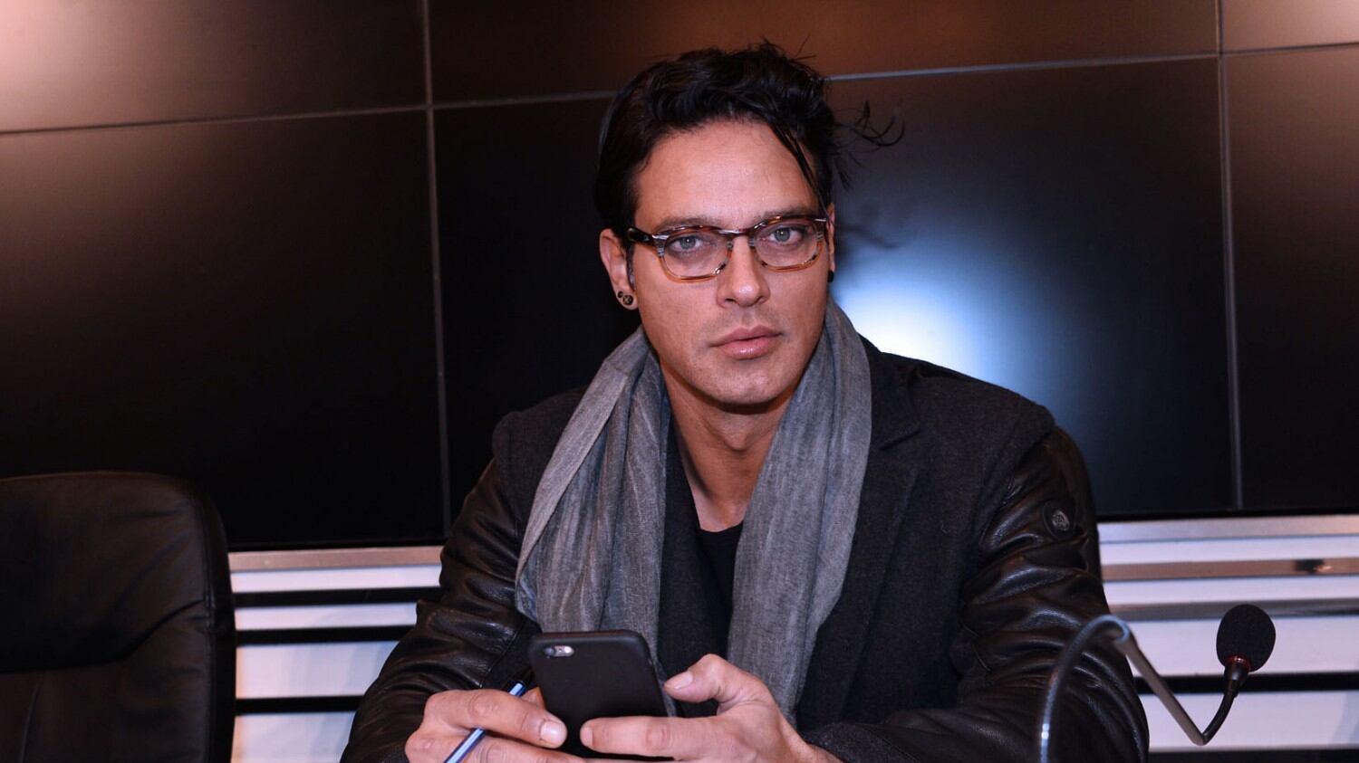 Domenica In, bufera su Gabriel Garko: "Togli i piedi dalla poltrona, cafone"