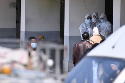 Il Selam palace isolato dall'esercito: screening a tappeto sui migranti 14