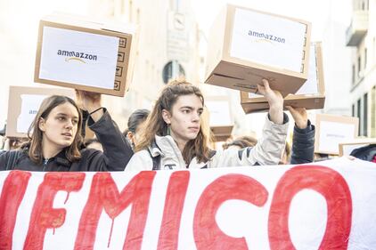 Manifestazione del Block Friday prende come bersaglio Amazon 6