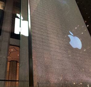 NYC, si incrina il cubo di cristallo della Apple: colpa di uno spazzaneve 3