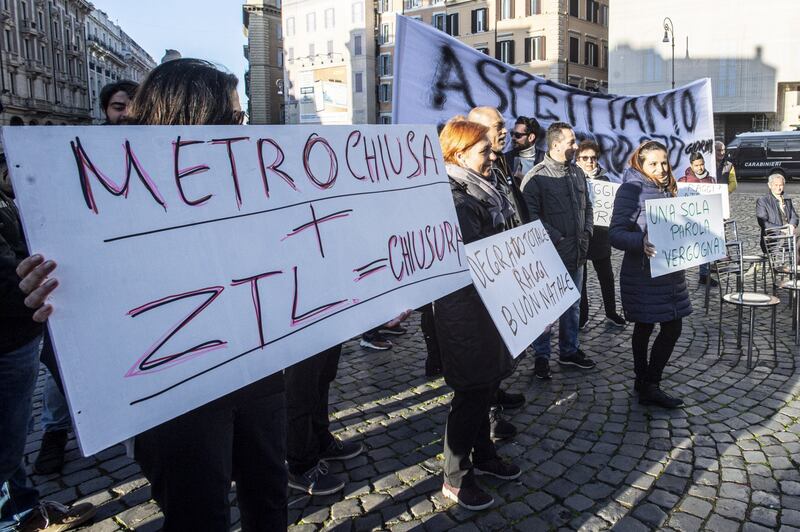Barberini, la protesta dei commercianti per la chiusura della metro 7
