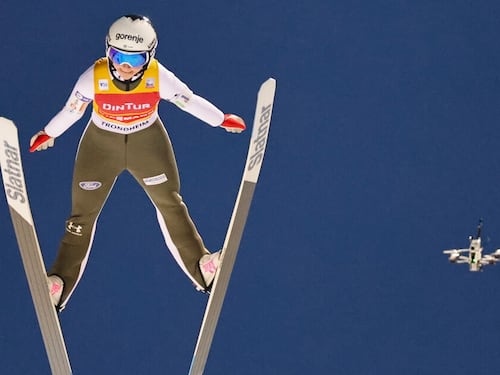 Un fratello e una sorella stanno dominando il salto con gli sci
