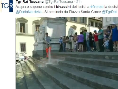 Firenze, linea dura di Nardella: spruzzi d'acqua contro i bivacchi