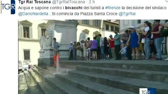 Firenze, linea dura di Nardella: spruzzi d'acqua contro i bivacchi