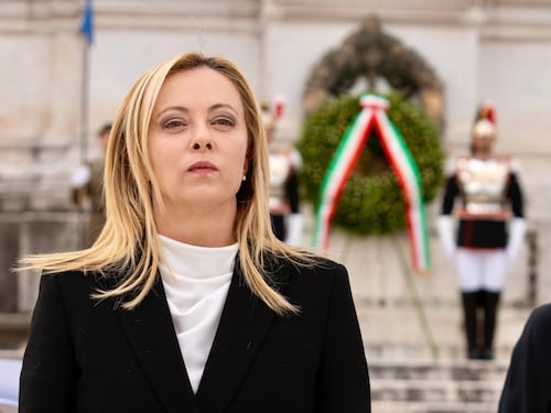 La premier festeggia all'Altare della Patria (e con una "lettera"). Ministri Fdi in campo