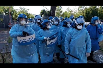 Le immagini del trasferimento dei migranti positivi al Covid 1