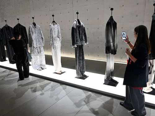 Cristalli di sale e tessuti vissuti. Le tracce del tempo di Emporio Armani