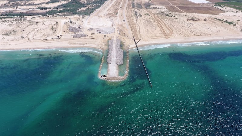 La barriera costruita dalle forze israeliane davanti alla spiaggia di Zikim.