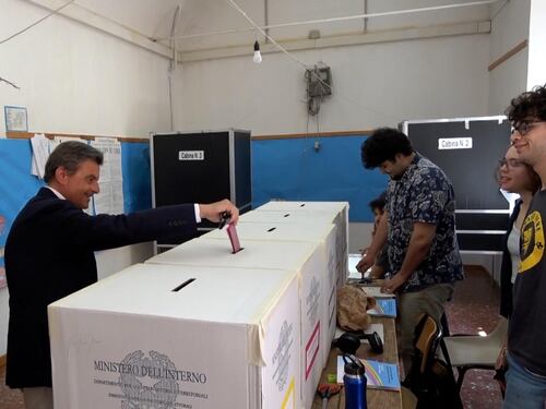 Imbarazzo per Calenda: va al seggio con la scheda elettorale piena (ma riesce a votare)