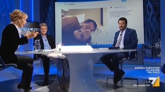 Salvini spiega la foto a letto con Isoardi: "Dopo aver fatto l'amore..."
