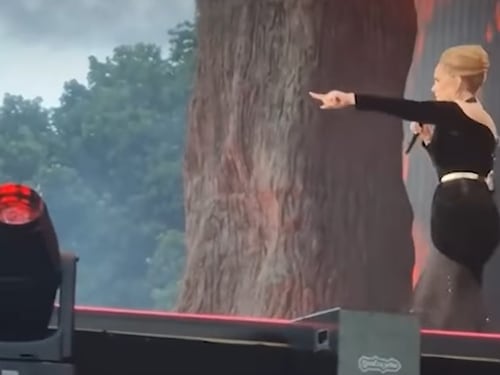 Adele ferma il concerto quattro volte: cosa è successo tra il pubblico