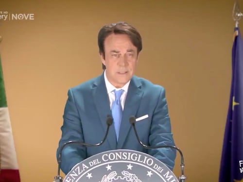 Crozza fa ironia su Conte: "Quanti soldi ci dà l'Ue se arrivano pure le cavallette?"