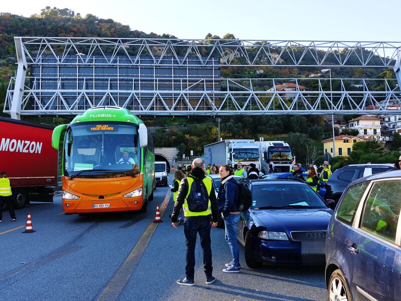 I gilet jaunes sconfinano in Italia e occupano la barriera dell'A10 a Ventimiglia 5