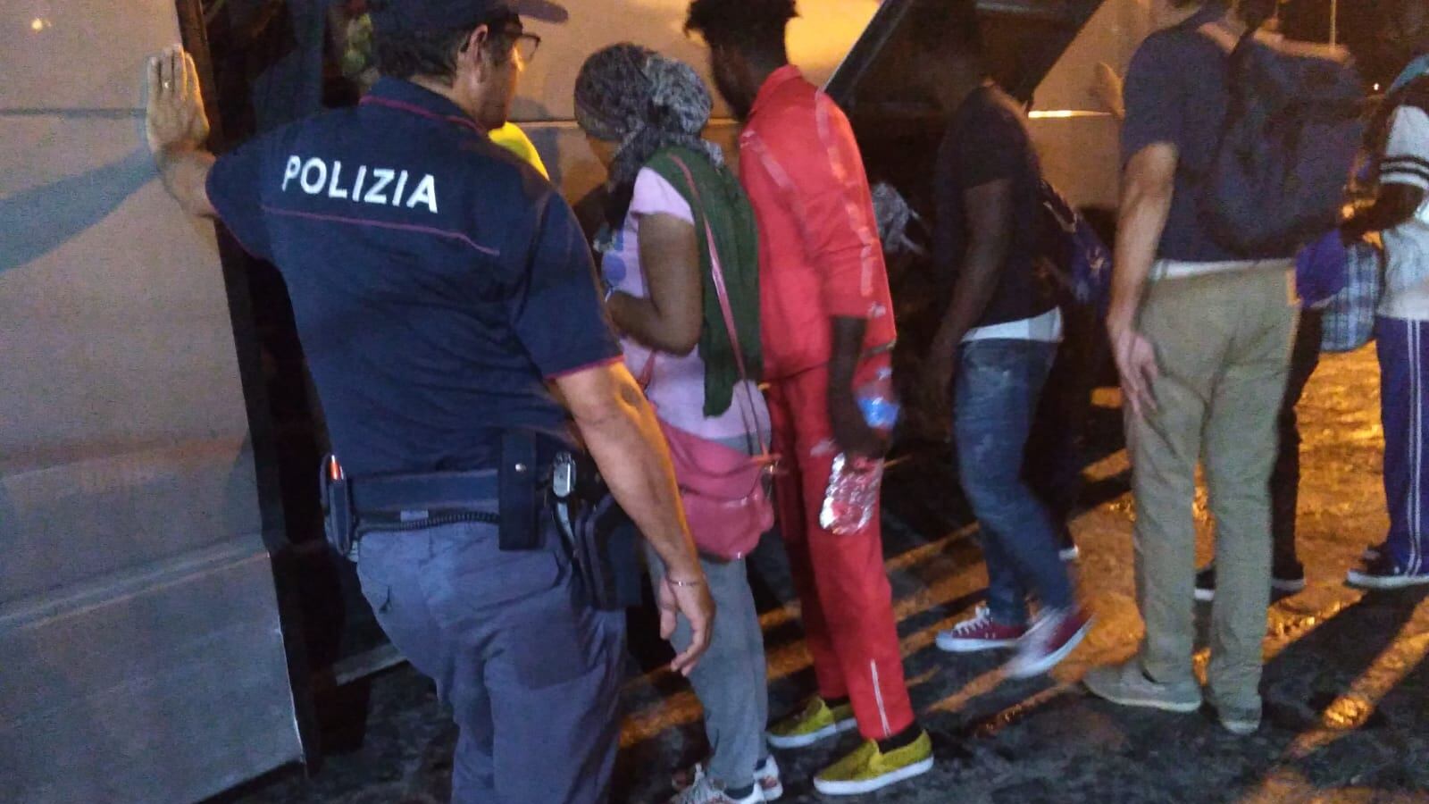 Migranti, l'orrore del trafficante: "Pestava e torturava chiunque"