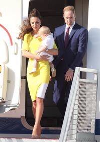 La famiglia reale arriva in Australia: per Kate il vestito è giallo canarino 9