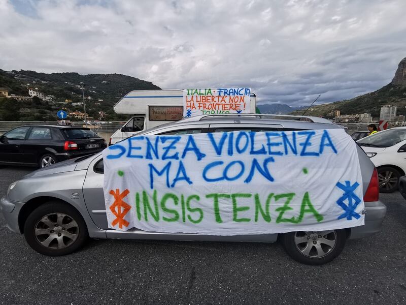 Corteo no pass italo francese alla barriera dell'A10 di Ventimiglia 1