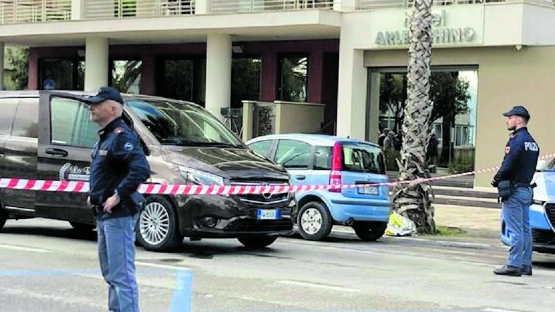 Uccide col machete e ne ferisce altri tre