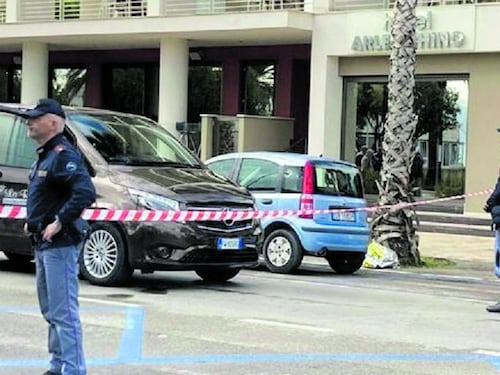Uccide col machete e ne ferisce altri tre