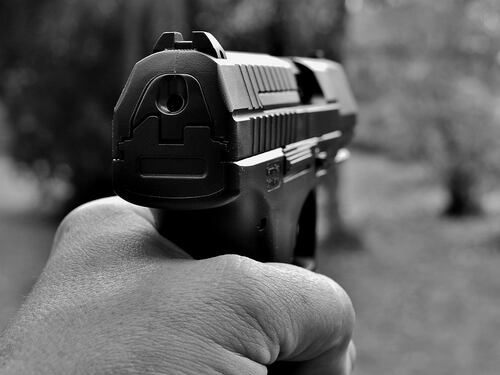 Milano, spara contro un bar gestito da cinesi e scappa