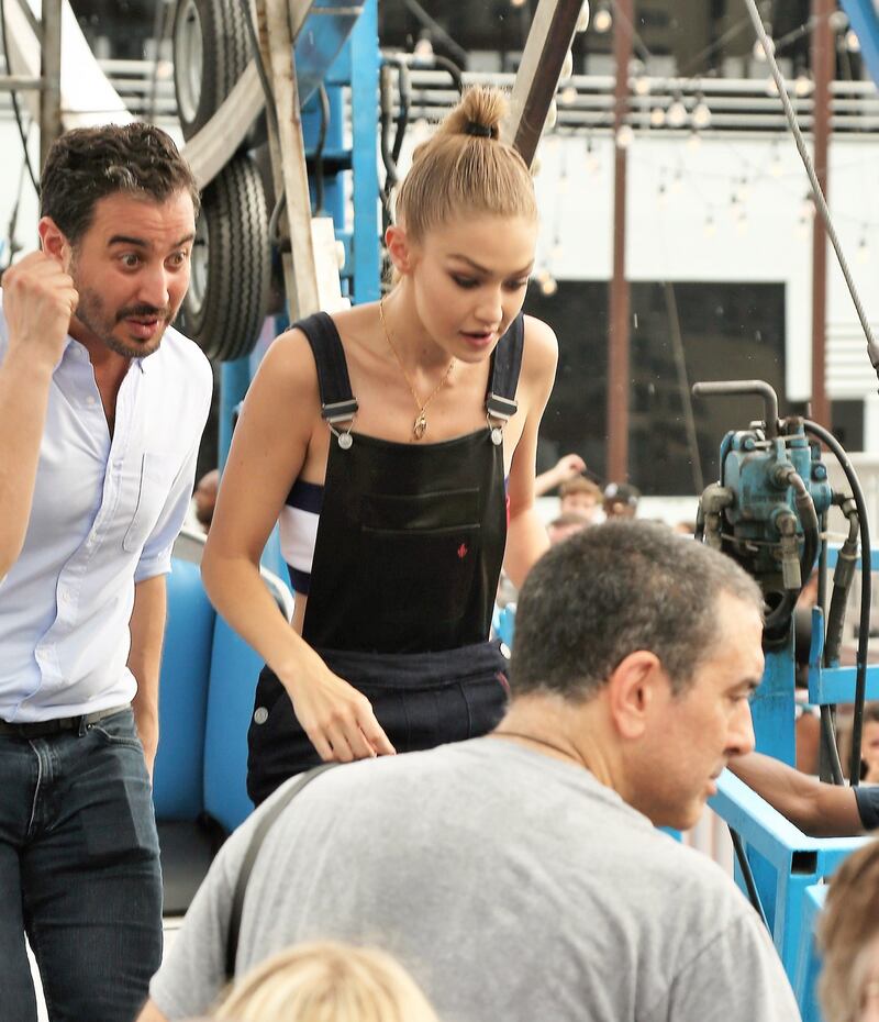 Gigi Hadid a seno nudo per Fendi 43