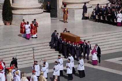Il feretro in piazza San Pietro 7